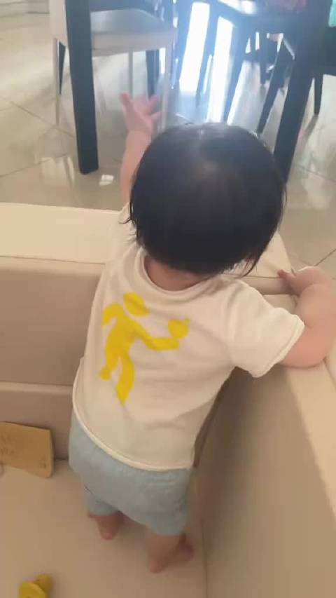 方媛晒三胎女儿跳鲨鱼舞，郭富城演唱会互动