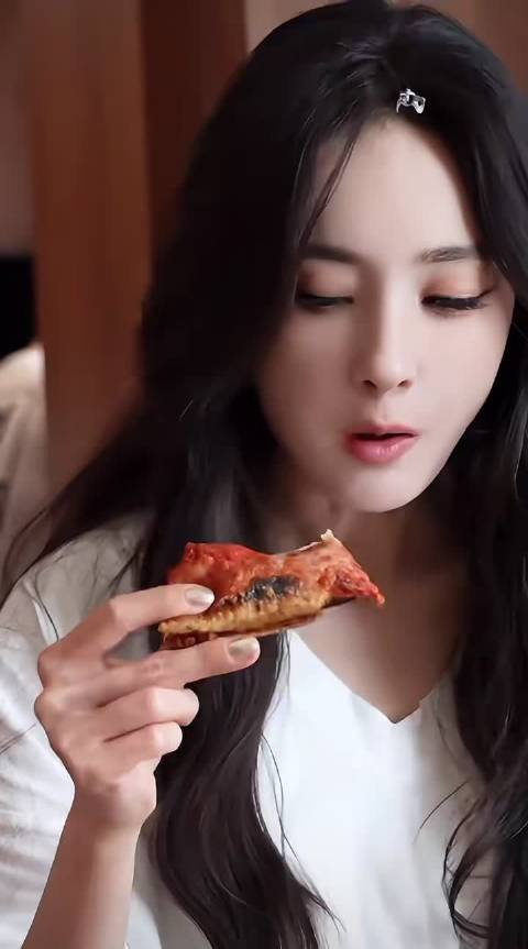杨幂吃了还想吃，好美啊 根本看不进去吃播了