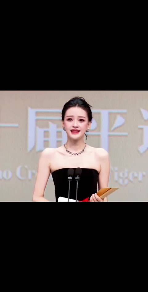孙怡获奖董子健在台下鼓掌，这个眼神真的有过期糖那味儿了