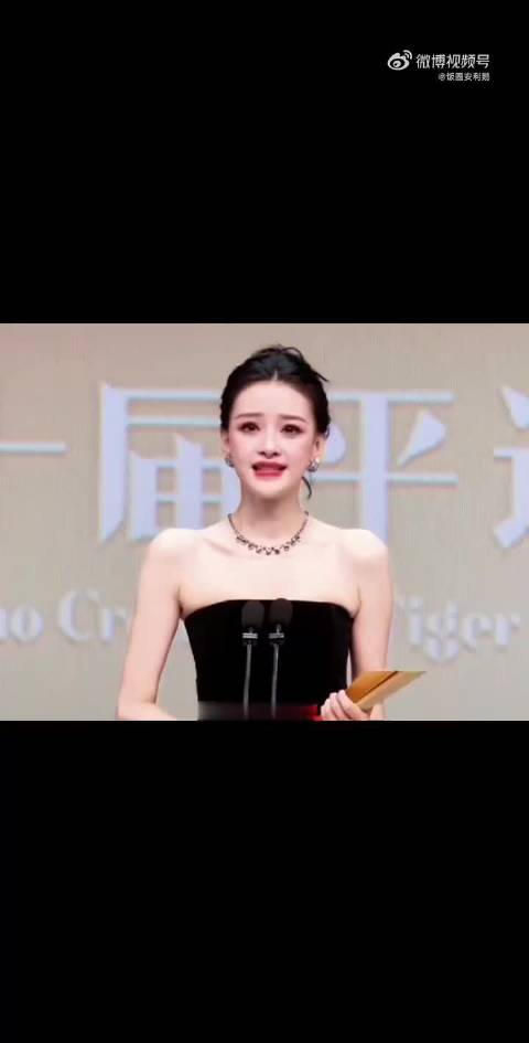 董子健看孙怡获奖的眼神，两个人都很体面呀！