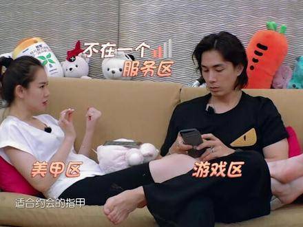 小两口频道正式启程，戚薇与李承铉一出场就甜度爆表，乖巧得让人心里发软