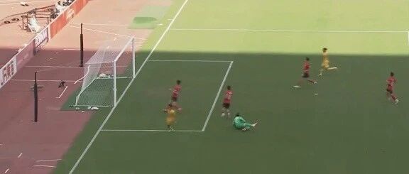 亚运会男足半决赛：U23国足1-0 暂时领先韩国U23，比赛第23分钟，王钰栋破门
