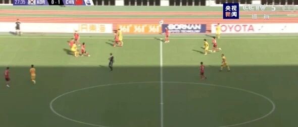 亚运会男足半决赛上半场：中国1-1韩国，比赛第23分钟，王钰栋破门，第33分钟，韩国头球扳平