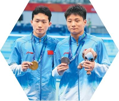 爱知·名古屋亚运会跳水项目男子一米跳板冠军王宗源（左）与季军刘承瓒在颁奖仪式上。新华社记者 陈泽国摄