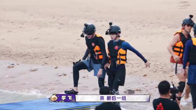 苏新皓和张极在水上没跑两步就摔了，两个人也是发了狠忘了情…