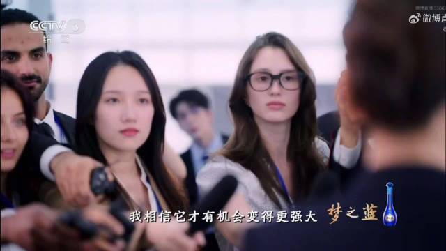 曾舜晞央视国庆晚会黑西装眼镜，尽显清冷高智感