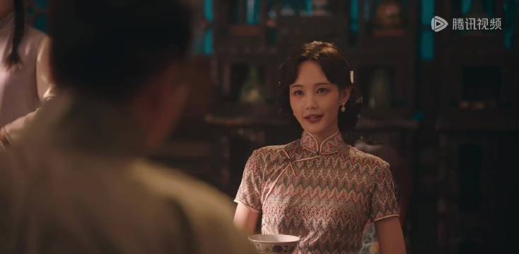 李一桐瞳孔地震挑眉，沉重现实题材搞笑局