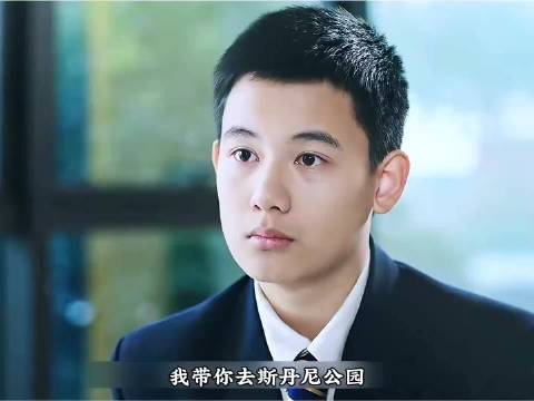 男孩惊讶的发现，女友正与自己的父亲同吃一个冰淇淋