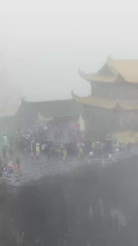 峨眉女侠凌云，金顶亮剑为祖国庆生