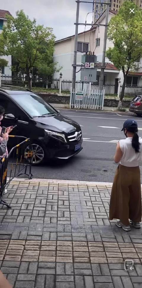 10.1日宋轶上班 格子衬衫简约大气，粉丝祝宋轶国庆快乐