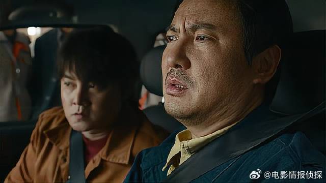 沈腾开山寨电车被围观，紧张到发抖，安全带插到副驾