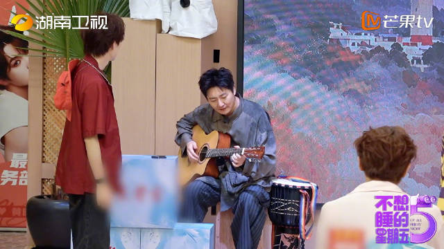 郭京飞弹唱变忧郁，周翊然震惊表情逗乐观众