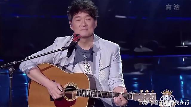 歌曲《少年》，周华健手拿吉他，歌声优美动人