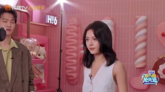 赵今麦魏大勋贴脸对视，拍摄宣传视频互动甜蜜