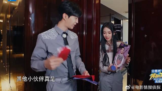 范丞丞加入跑男开工红包收到手软 下秒打开一看眼睛都亮了：还是我姐最阔气