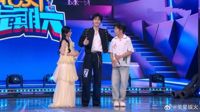 杨迪跟周柯宇比身高，何炅辣评：像大叔带着孩子去郊游丨你好星期六