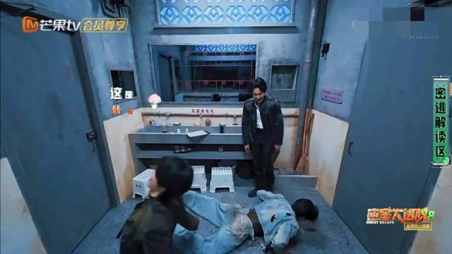 张真源密室被抓现场滑跪，逗笑队友新技能练成