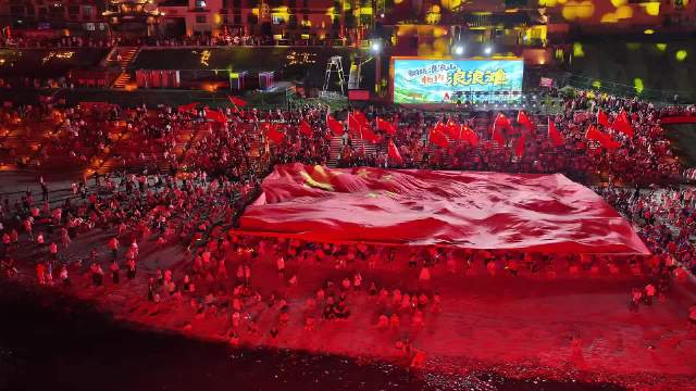 洪江古商城千人合唱告白祖国，巨幅红旗飘过游客热血沸腾