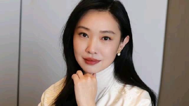 42岁演员王佳佳，凭多部爆剧展现人戏合一