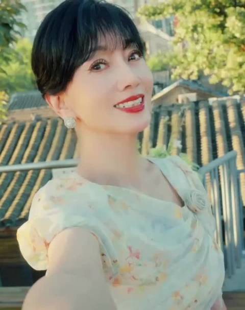 赵雅芝72岁状态依旧好好，果然岁月不败美人！