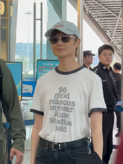 宝贝笑的好开心呀 真是长条姐姐 太瘦了也