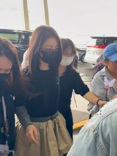 赵今麦上海出发参加时装周赵今麦miumiu品牌大使