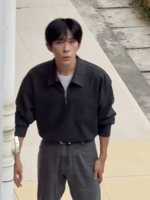 易烊千玺休闲穿搭吹口哨，松弛自在少年感十足