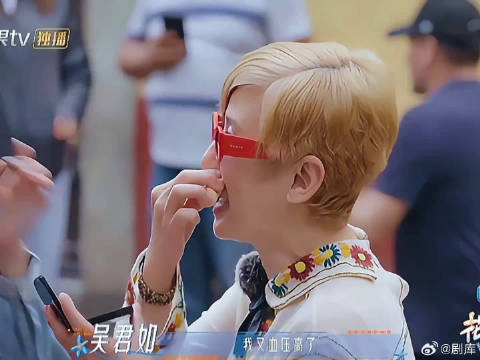 本来正经的氛围，被小如姐一声打破，全场欢乐直接升级
