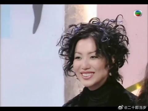 王菲郑秀文1996年两人罕见同台，还调侃起了对方的恋情