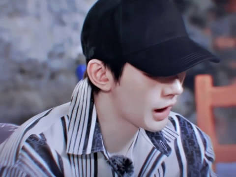 脚底像装了弹簧一般魔性舞动，随地大小演，直接上演花式太空漫步秀