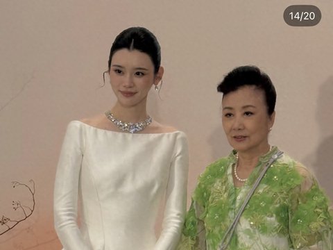 汪明荃盛装出席何猷君答谢宴，众名流争相合照，甘比谢玲玲都在场