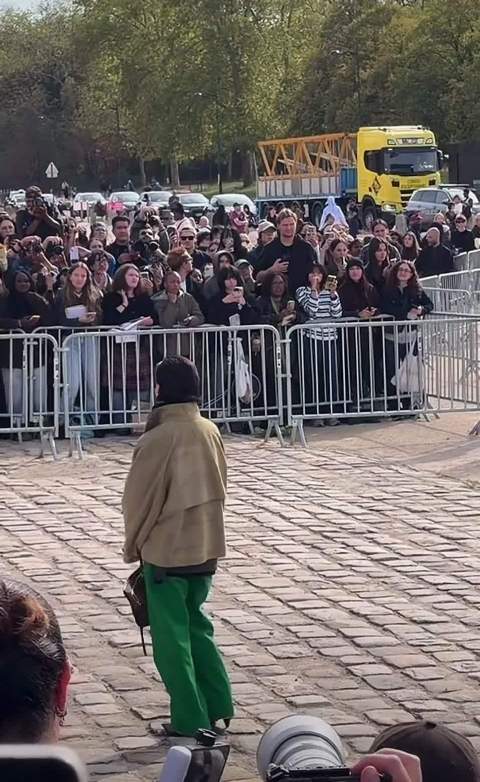 惠英红闪耀巴黎时装周 惠英红自带大女主气场，姐的气场碾压全场