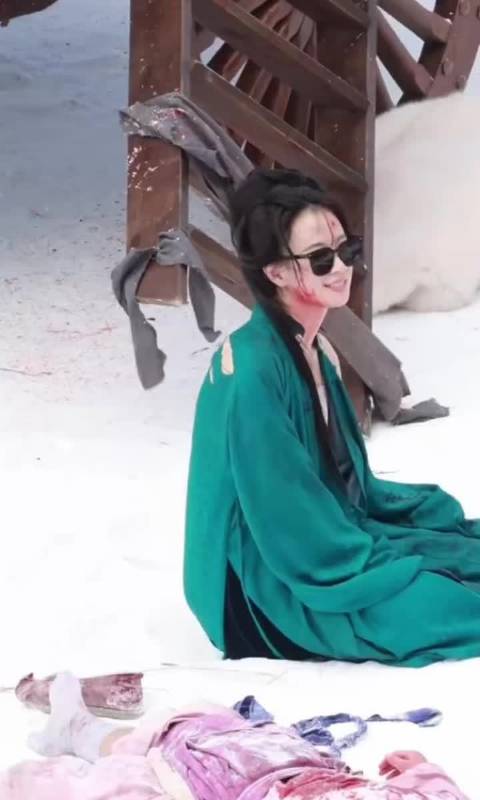 李梦夏天拍冬天戏，蝉鸣中演绎最暖场次