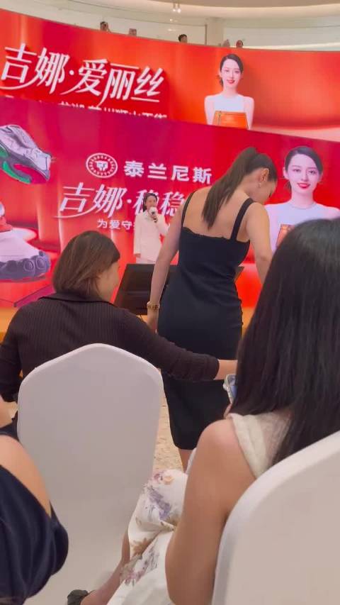 吉娜有多久没和朗朗同框了？都接这种单子了？