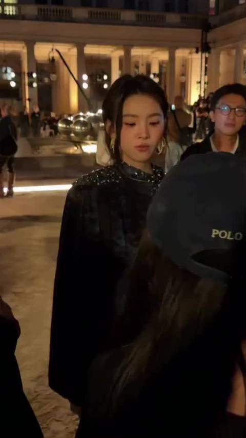 章若楠巴黎街头被偶遇，小鹿般回眸表情瞬间定格