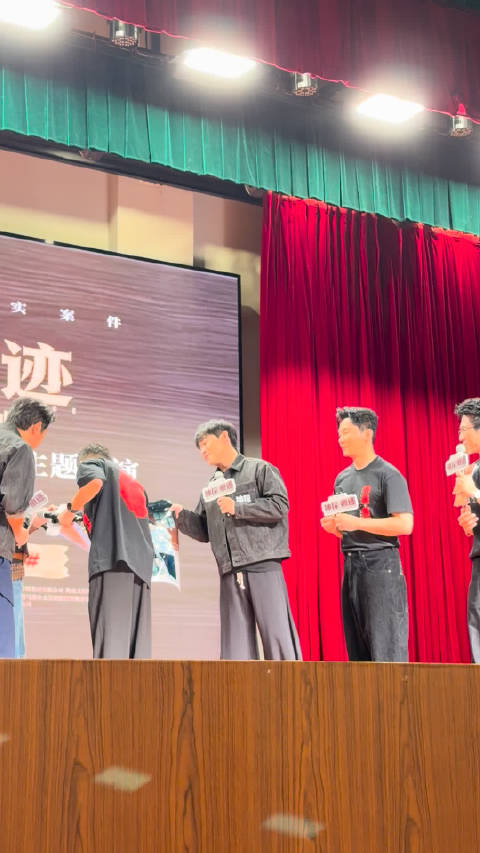 张译邢佳栋同框画面dna动了，瞬间梦回《士兵突击》…
