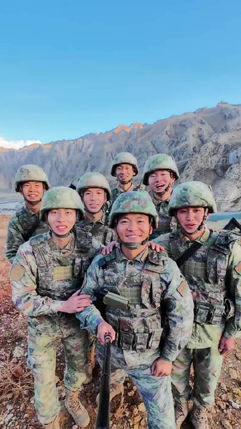 向坚守在边防岗哨、万里海疆的人民子弟兵，致敬！