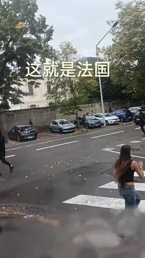 这是在法国的中国网友分享的视频，他吐槽法国又开始折腾起来了…