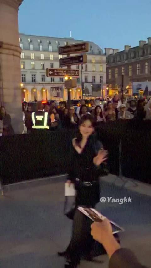 阚清子巴黎看秀生图状态绝，五官舒展气质松弛亮眼