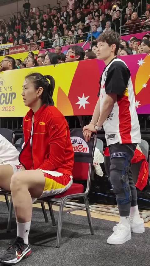 杨力维全程站立鼓劲，中国女篮氛围感拉满