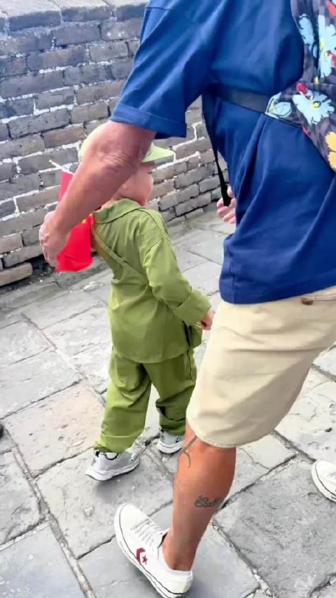 5岁红军小战士爬长城，被十几个外国人追着合影
