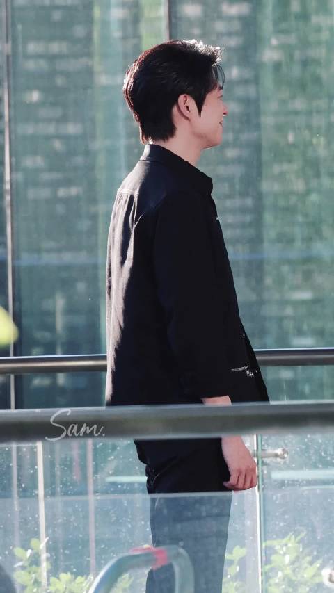 赵今麦忘记与魏大勋对视，宣传视频贴脸名场面
