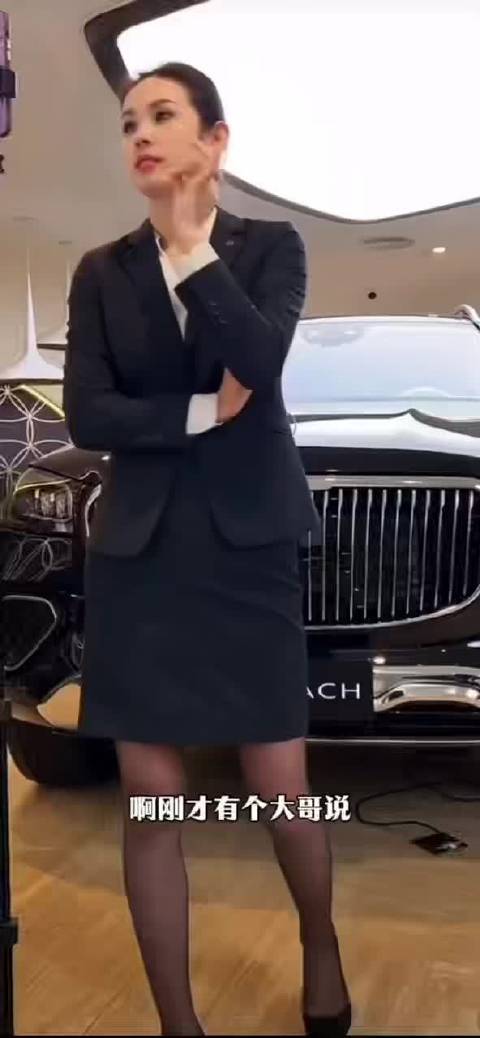 这销售头脑算很机灵了 得体的融入了奔驰的新车亮点 比如 豆包大模型，电吸门
