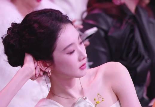 张艺凡穿高跟鞋脚疼到滑冰，走路不方便