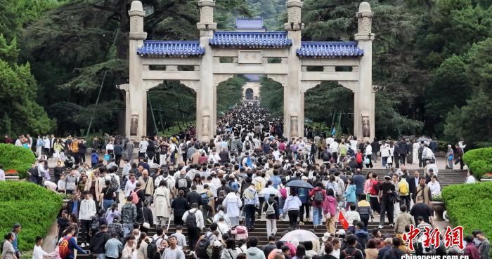 国庆假期 民众走进南京中山陵参观