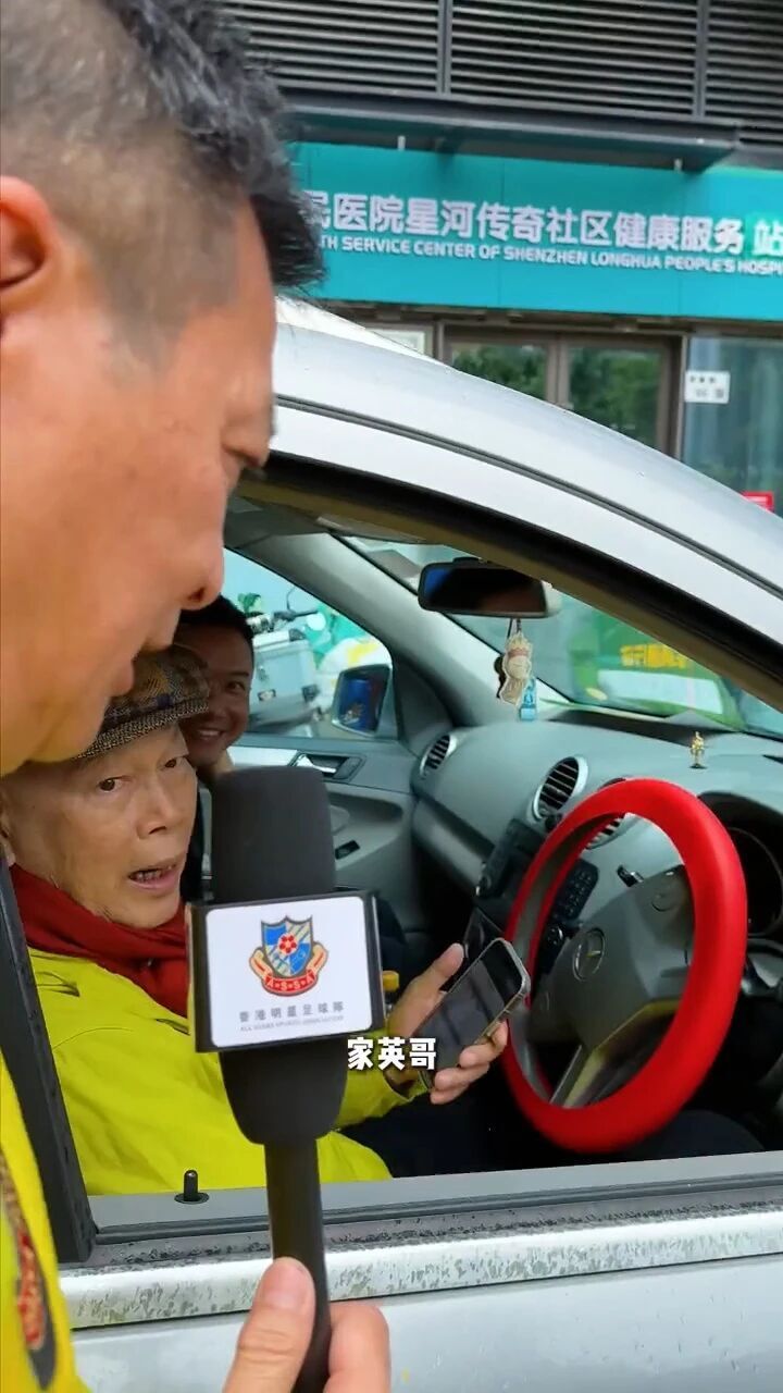 80岁罗家英仍坚持自己开车，黄日华突击采访，两人搞笑互动