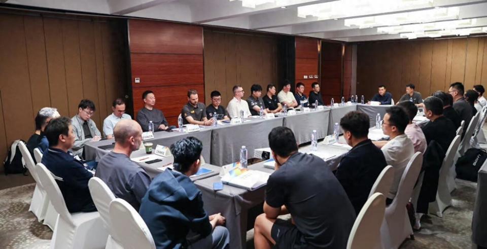 男篮亚运战绩不佳，郭士强亮相CBA工作会议并颁奖