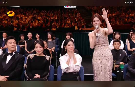 杨紫巴黎看秀造型与十年前拍香蜜时无异，被赞奶黄包