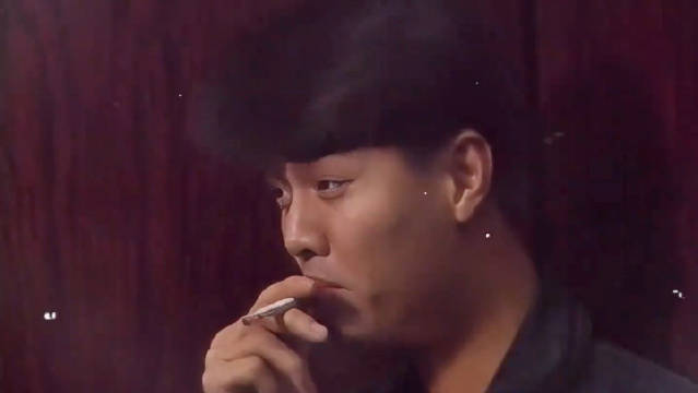 男人嗜烟如命，不料这天来了一个黑衣人