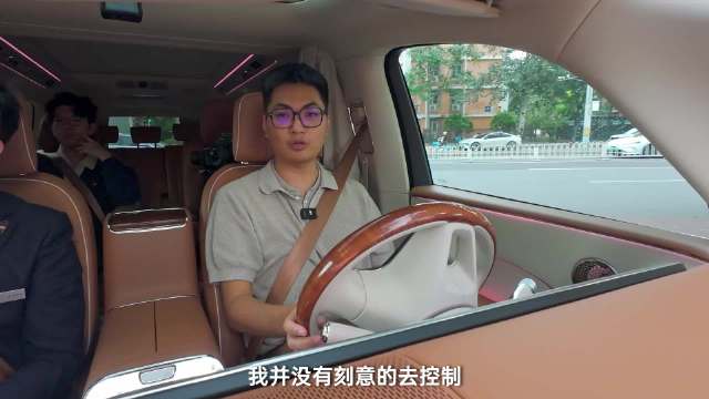 尊界V800离车泊入，±12°后轮转向精准入库